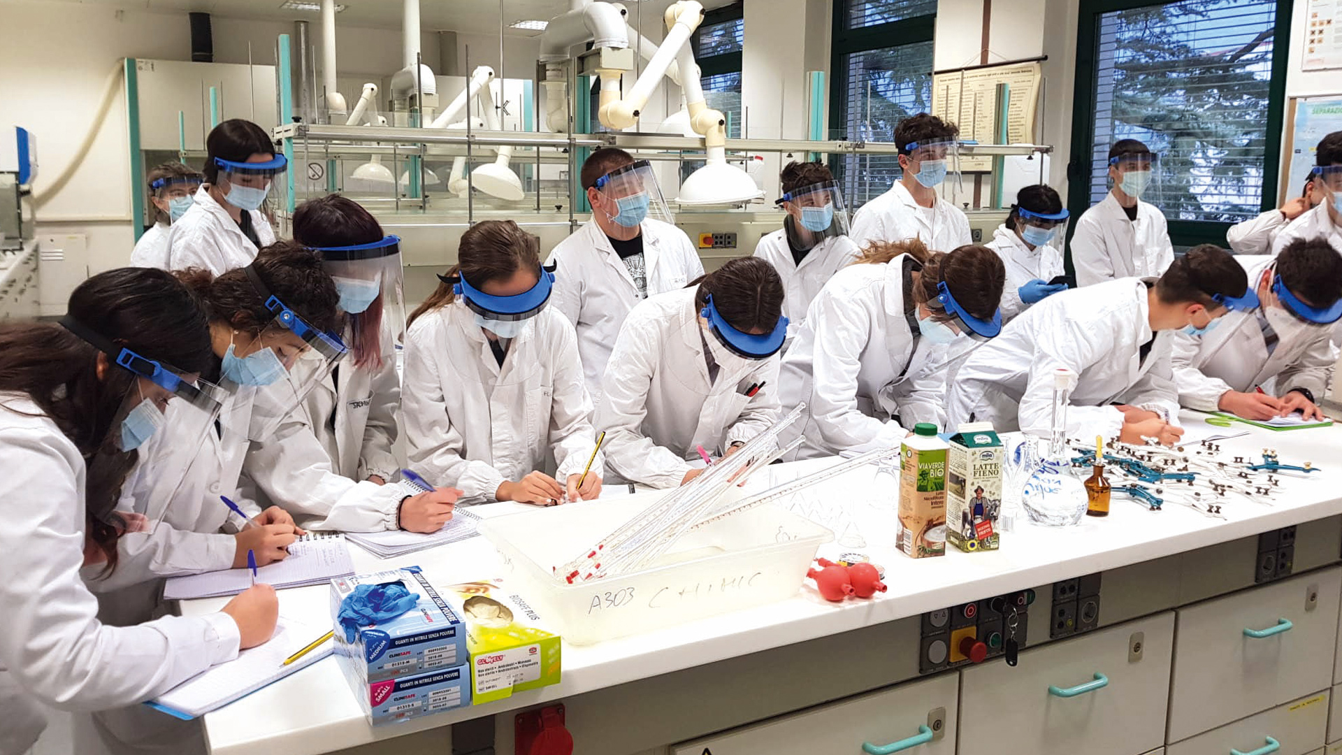 I giovani produttori di igienizzante dell’Istituto Tecnico Galileo Galilei