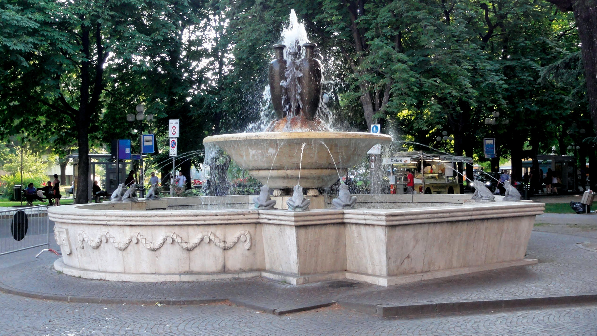 La fontana delle rane in piazza Stazione a Bolzano