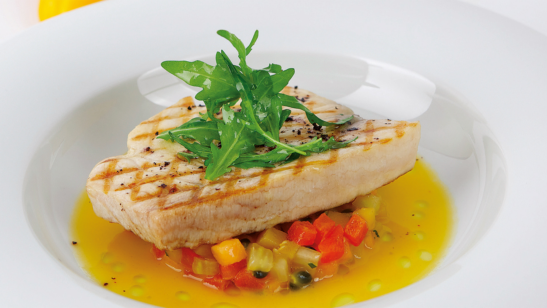 Pesce spada su verdura fruttata