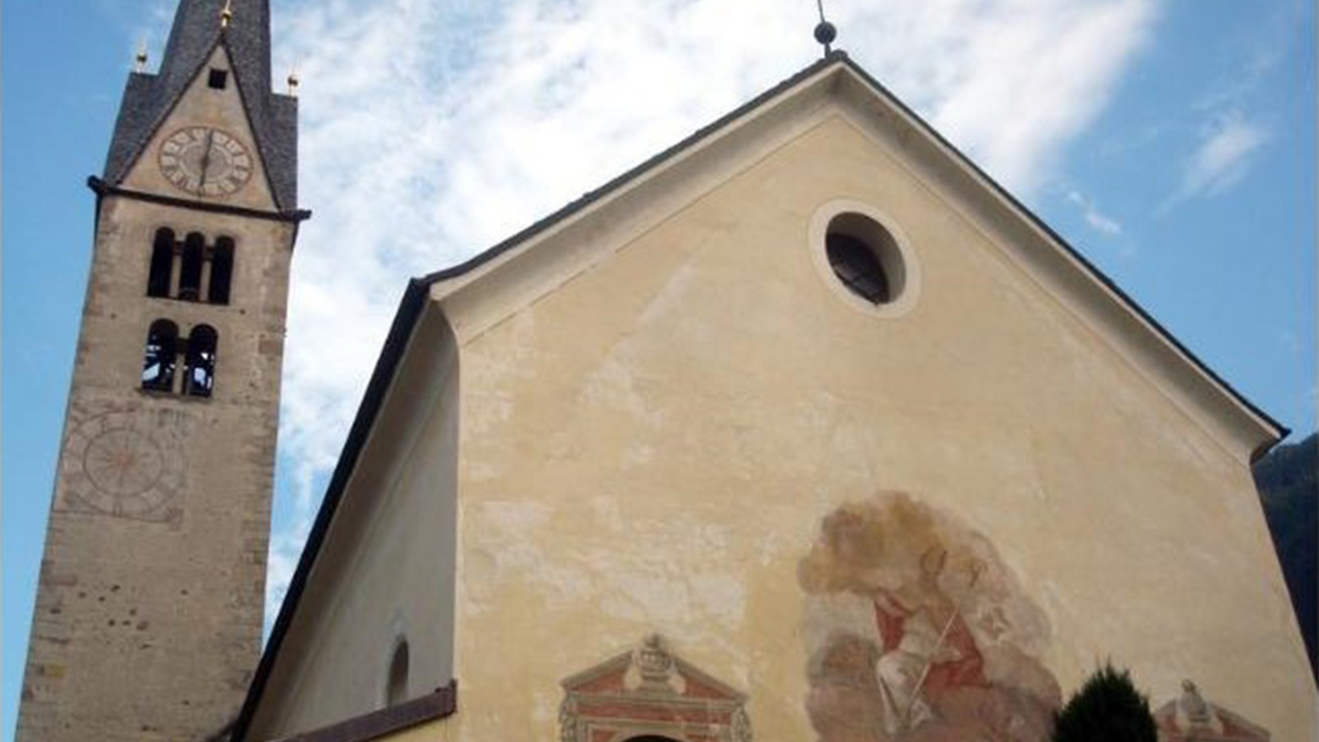 Egna e i suoi tesori tra le mura degli antichi palazzi e i portici
