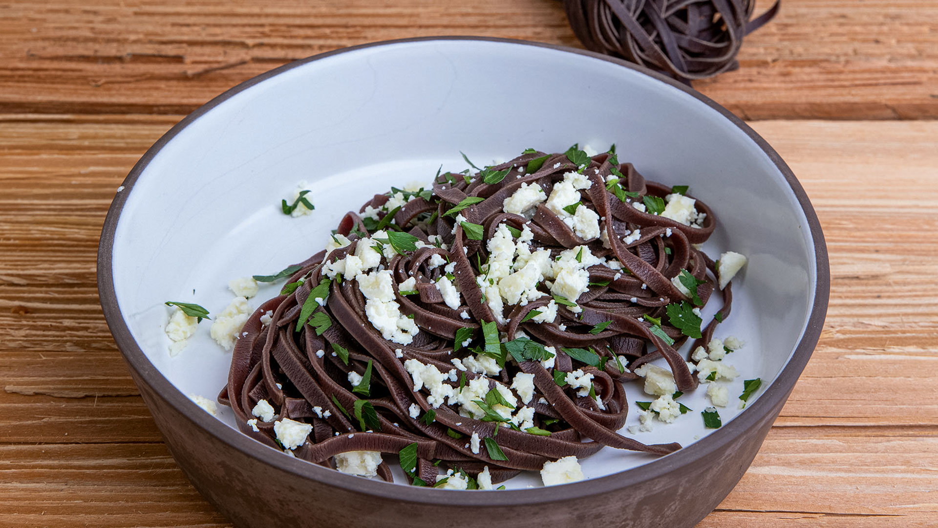 Tagliatelle al sangue con formaggio grigio